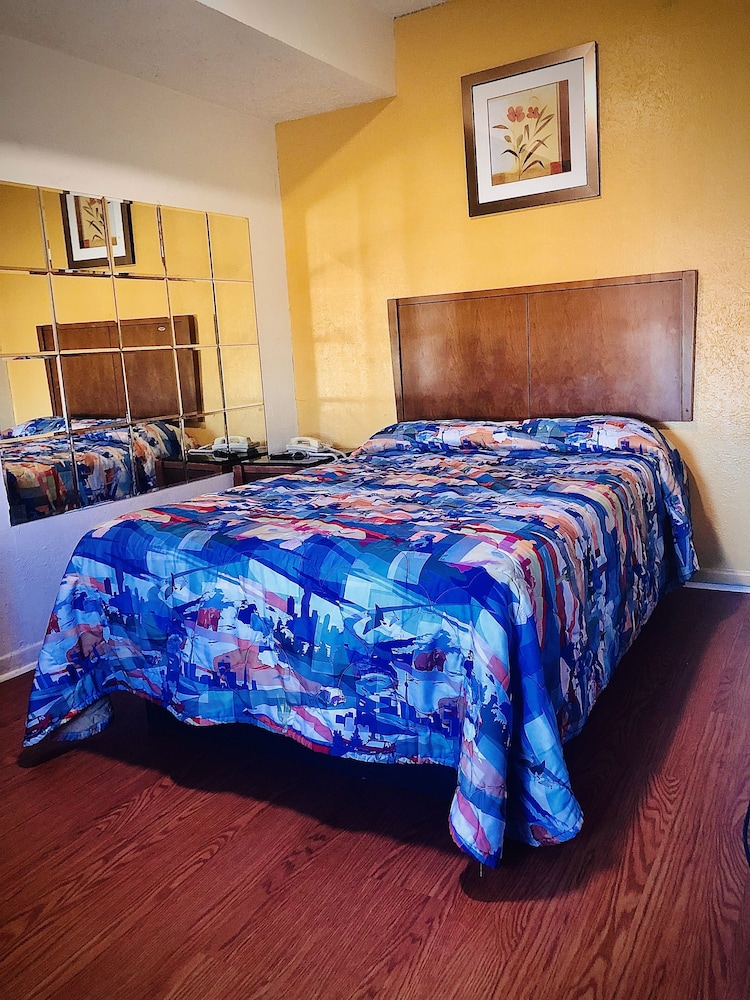 Embassy motel - photo 8