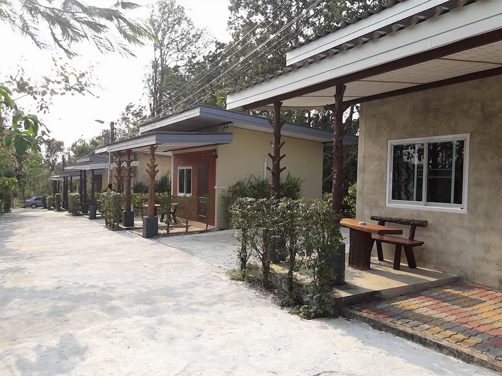 Suepuen Monbai Resort in Tha Mai, Thailand