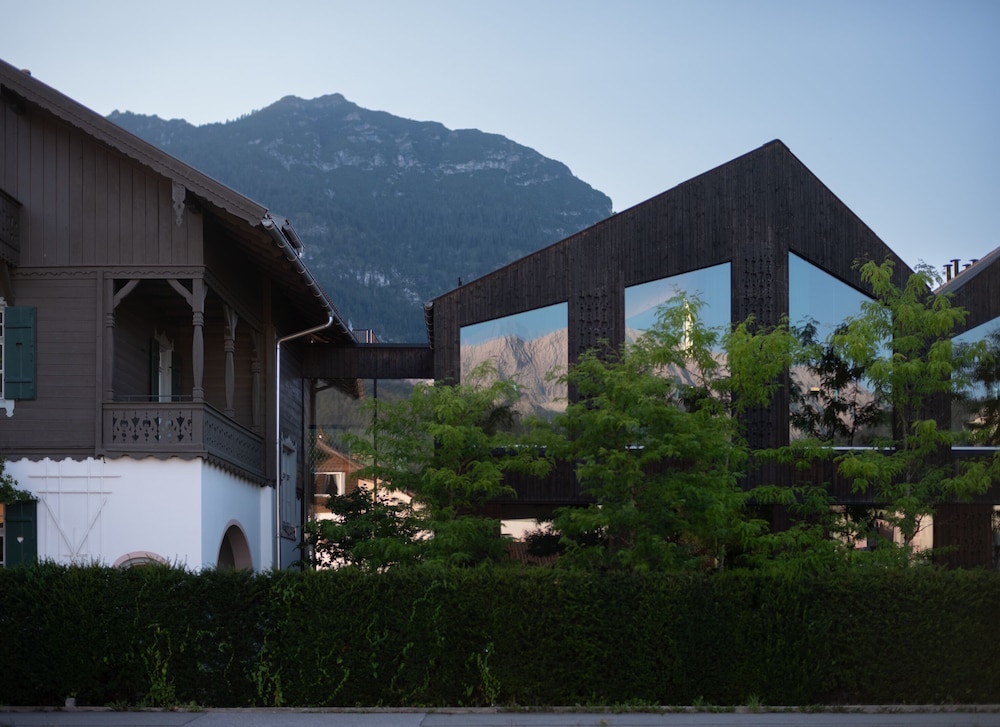 quartier Lodges Tagesbar Forum — 4-Star Luxury Hotel in Garmisch-Partenkirchen, Germany