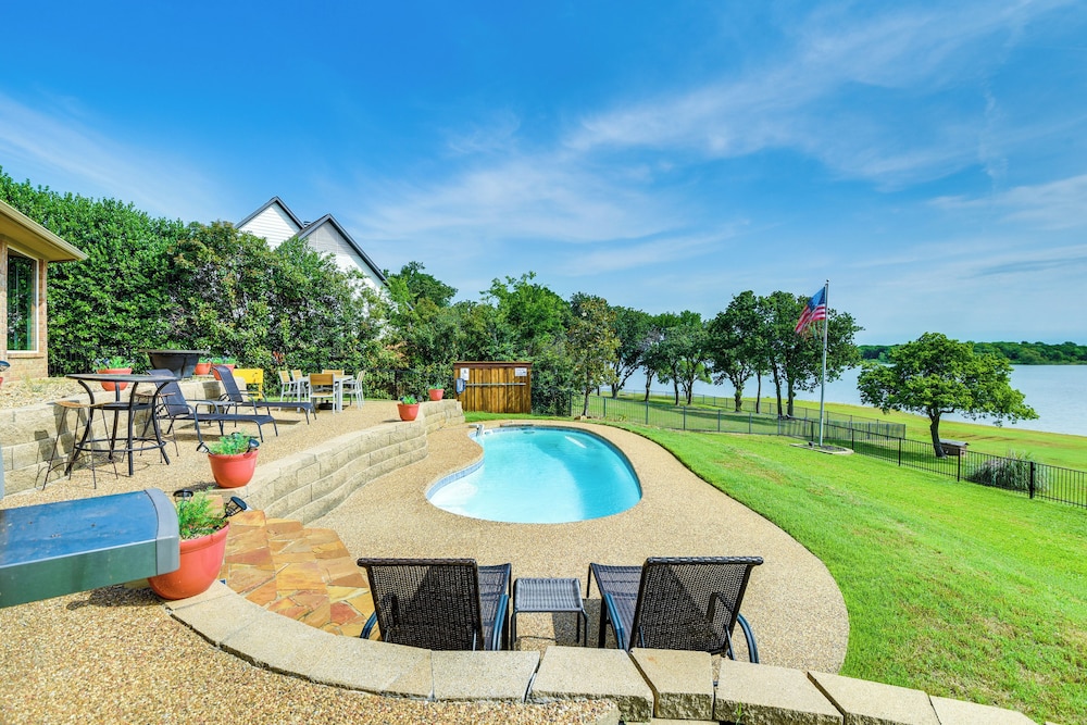 Lakefront Little Elm Escape with Views and Pool — 4-Star Luxury Hotel in Little Elm, United States