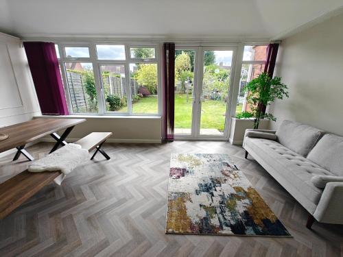 Off M42 Driveway Solihull Mell Square Spacious 4 Bedroom Home NR JLR Birmingham Airport HS2 Sites Resorts World A45 M42 Balsall Common Regular Work Stays Available By Samina ARZ Stays — 4-Star Luxury Hotel in Solihull, United Kingdom