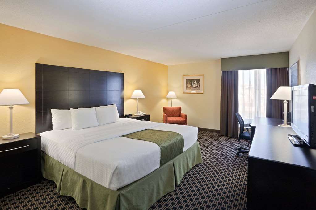 La Quinta Inn & Suites by Wyndham Salina - photo 17