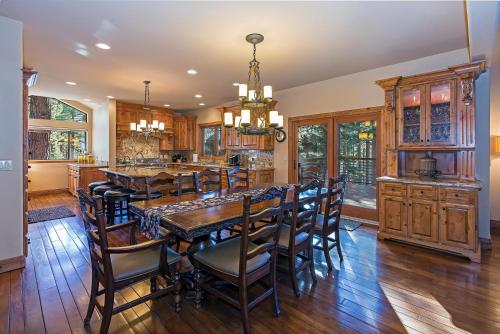 Luxury 4 bedroom 4 5 bath luxury home that sleeps 10