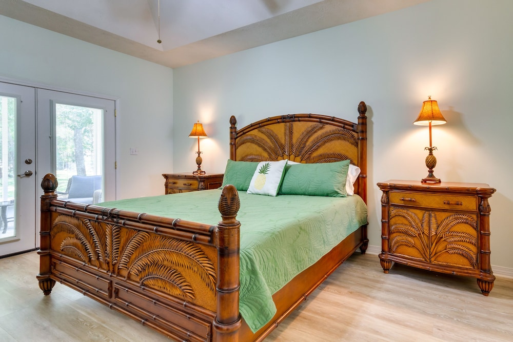 4 Mi to Beach: Navarre Retreat w Screened Porch in Navarre, United States