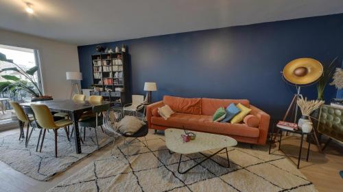 Modern Spacious Flat with Terrace Parking Near Metro — hotel in Bagnolet