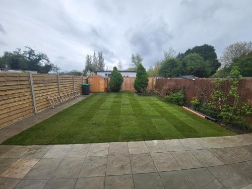 High Spec Large 6 Bedroom House — 4-Star Luxury Hotel in Kingston Upon Thames, United Kingdom