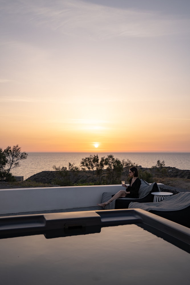 AKRI Suites Vourvoulos — Fira — photo 3