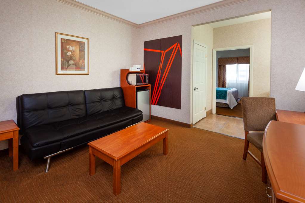 Howard Johnson Hotel & Suites by Wyndham Pico Rivera - photo 14