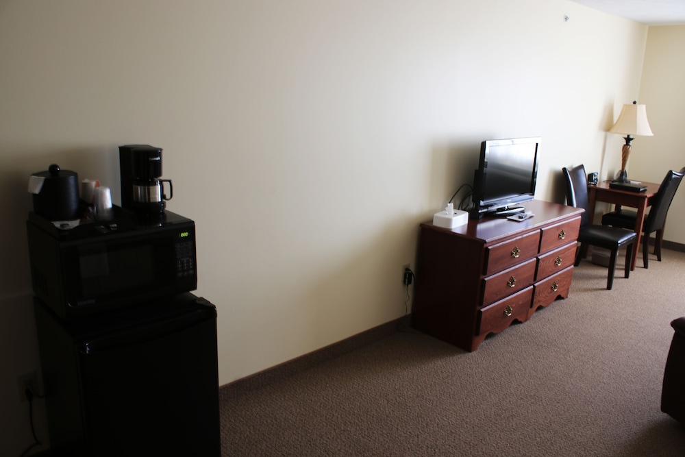 Edgewood Hotel & Suites - photo 17