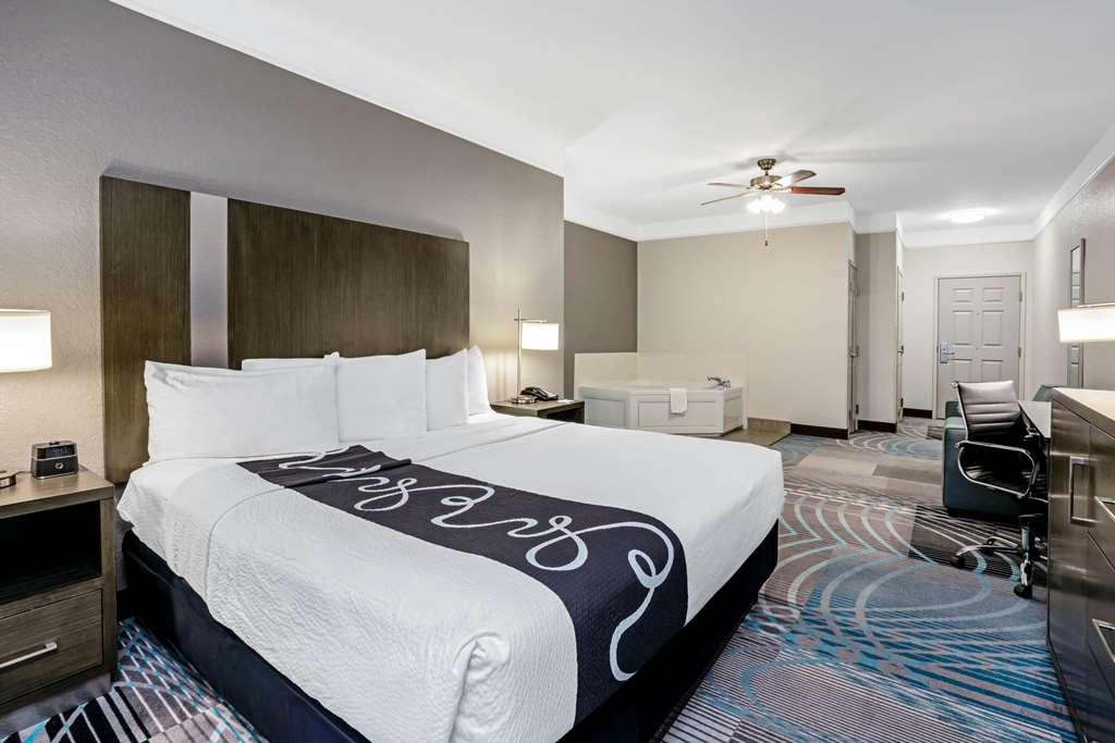 La Quinta Inn & Suites by Wyndham Conroe - photo 22