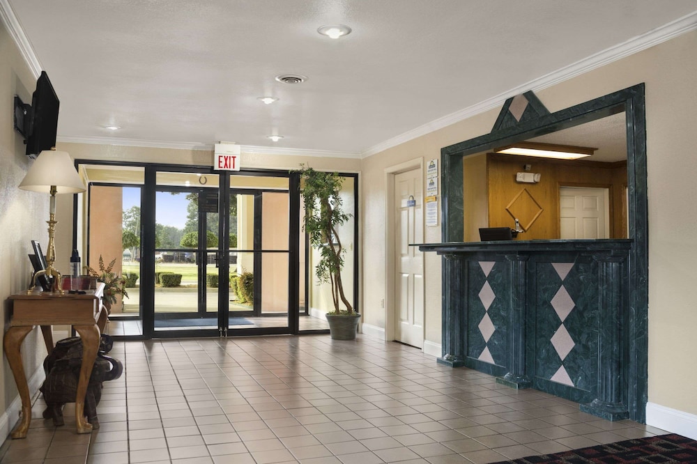 Days Inn & Suites by Wyndham Stuttgart - photo 3