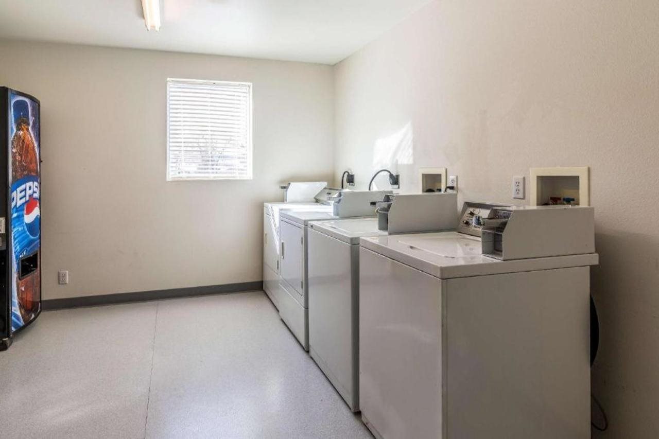Econo Lodge Hot Springs South - photo 6