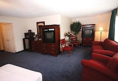 Point Plaza Suites at City Center - photo 17