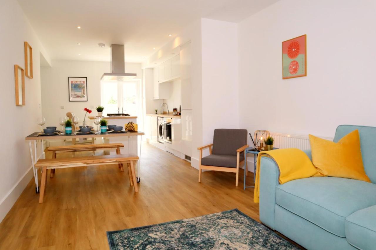 Modern New House Great Location Garden Parking Fast WiFi Smart TV Stunning 2 Bedroom House sleeps up to 4 Only 5 mins drive to Sandbanks Beach — 4-Star Luxury Hotel in Parkstone, United Kingdom