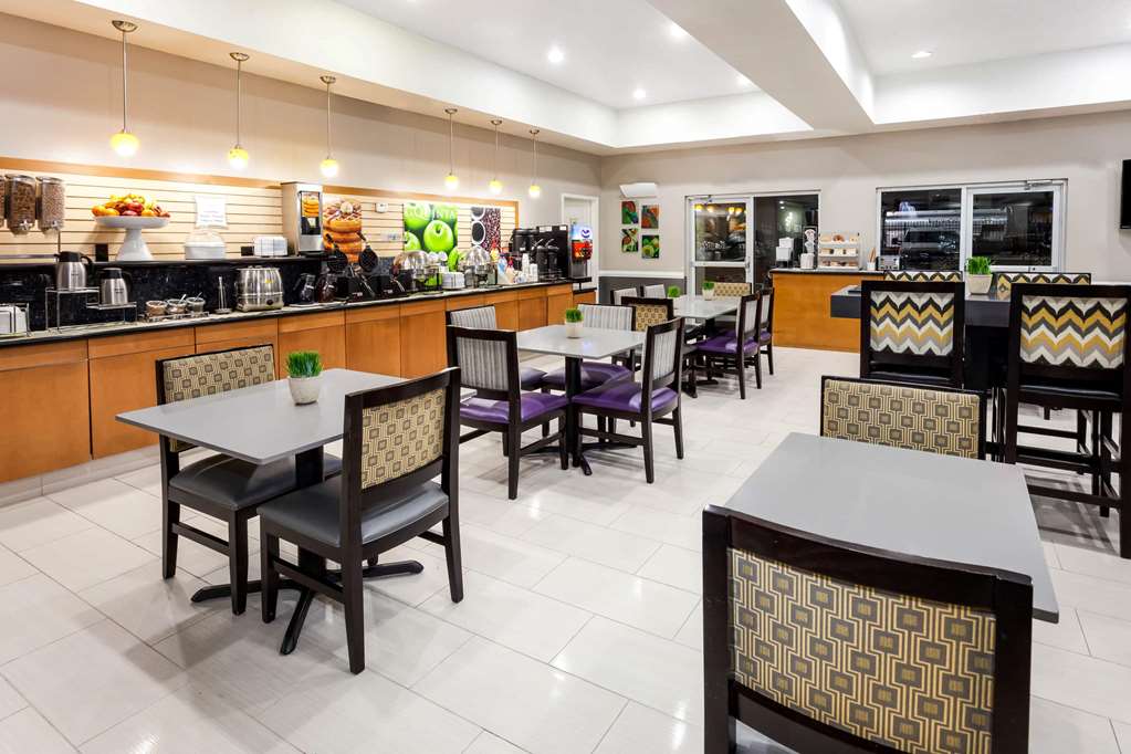 La Quinta Inn & Suites by Wyndham Laredo Airport - photo 46
