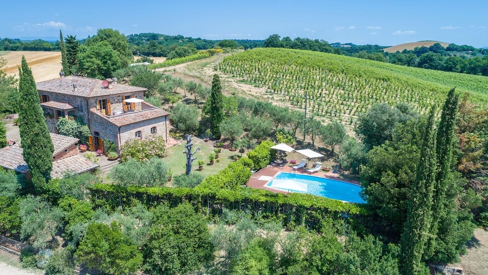 Poderino 6 Emma Villas — 4-Star Luxury Hotel in Trequanda, Italy