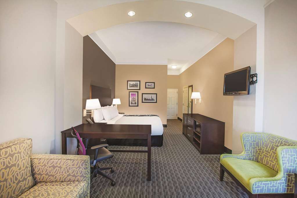La Quinta Inn & Suites by Wyndham Beaumont West - photo 24