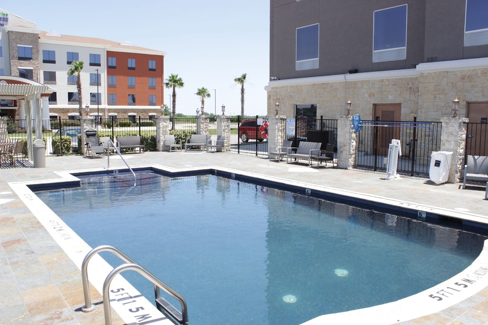 Hampton Inn Seguin - photo 40