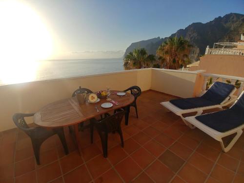 Vivienda Vacacional Los Gigantes — 4-Star Luxury Hotel in Santiago Del Teide, Spain