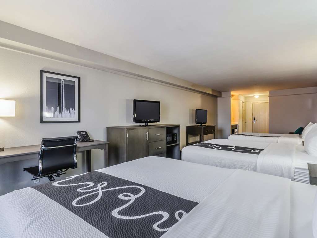 La Quinta Inn & Suites by Wyndham Kansas City Airport - photo 29
