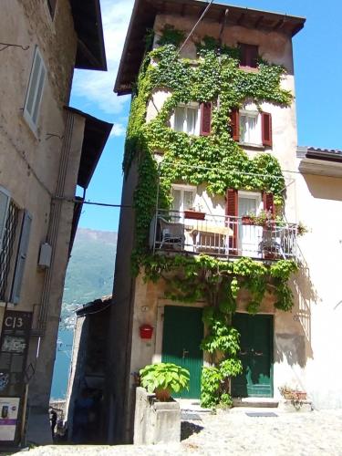 Tower House In A Medieval Village — hotel in Dervio