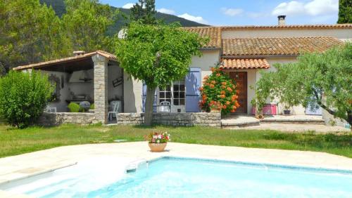 Villa Charmante à Pompignan avec Piscine et Jardin — 4-Star Luxury Hotel in Pompignan, France