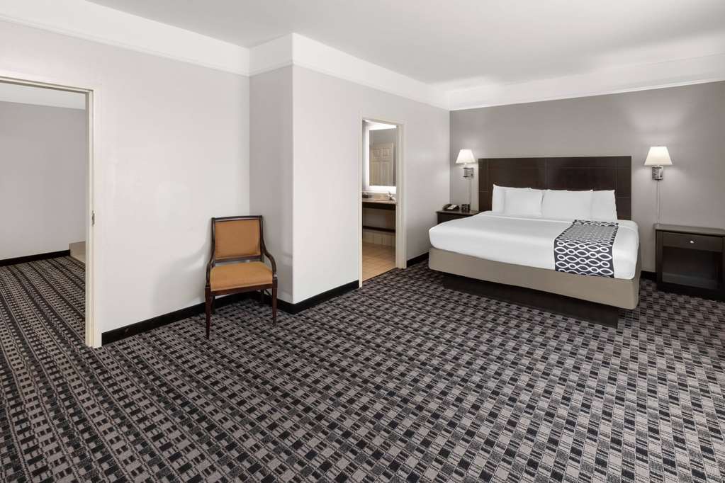 La Quinta Inn & Suites by Wyndham Deer Park - photo 26