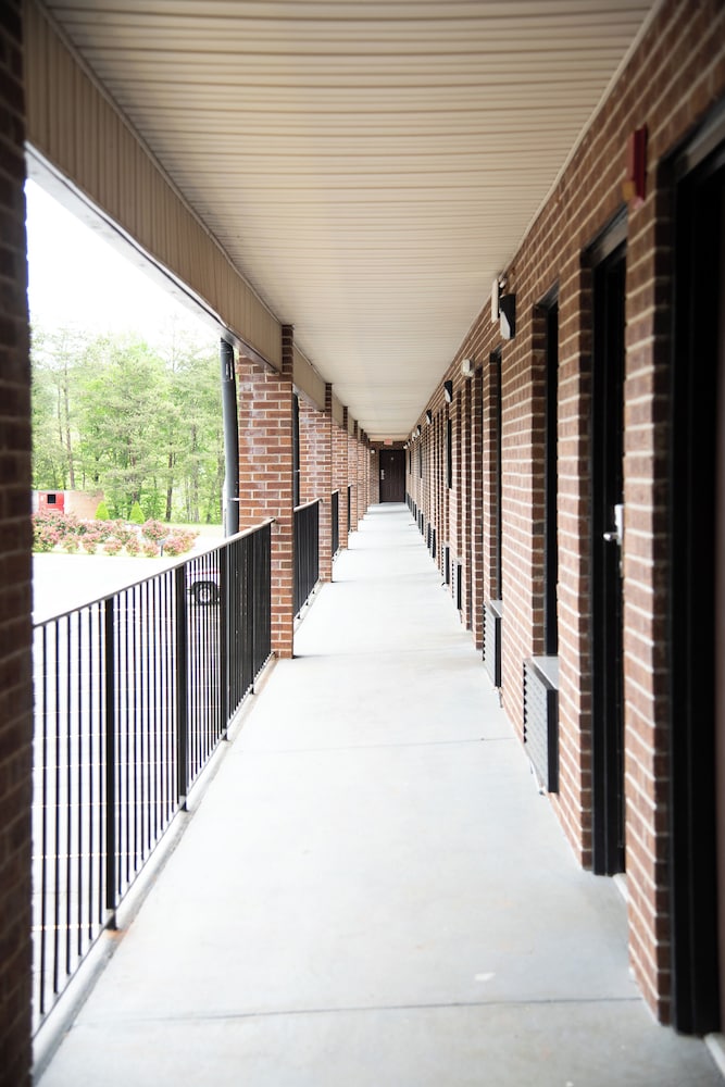 Columbus Inn and Suites - photo 32
