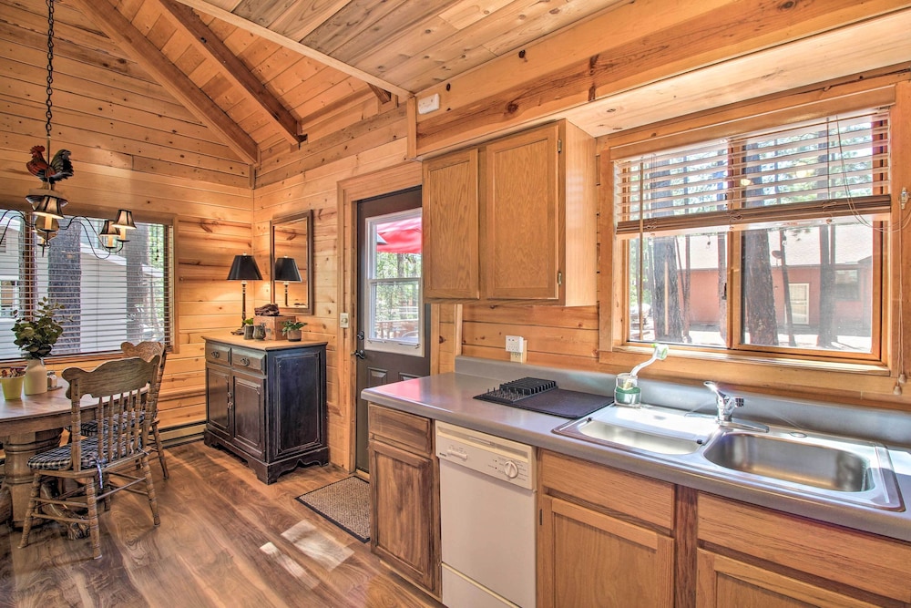 Pinetop Lakeside Cabin with Deck Hike Ski and Golf — 4-Star Luxury Hotel in Pinetop-Lakeside, United States
