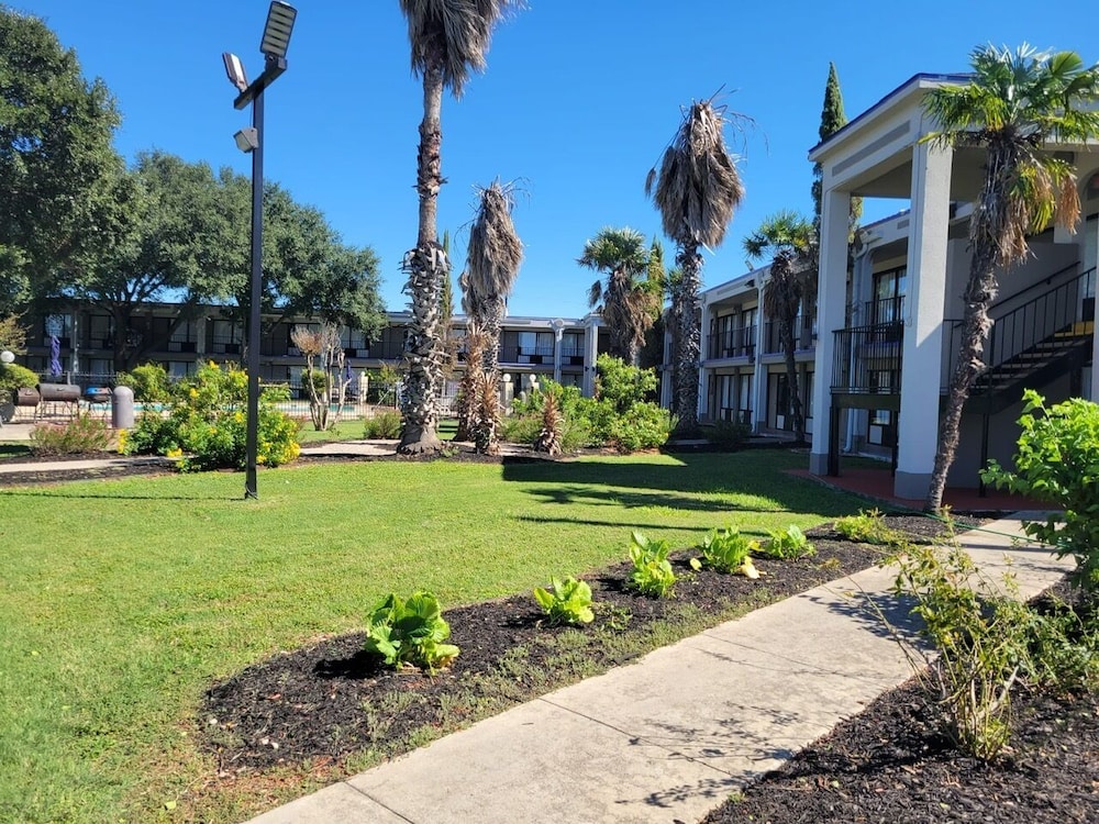 Knights Inn San Antonio near Frost Bank Center - photo 35