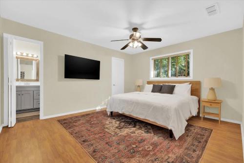 Zilker Home 3 Bedroom 2 Bath with Backyard — 4-Star Luxury Hotel in Austin, United States