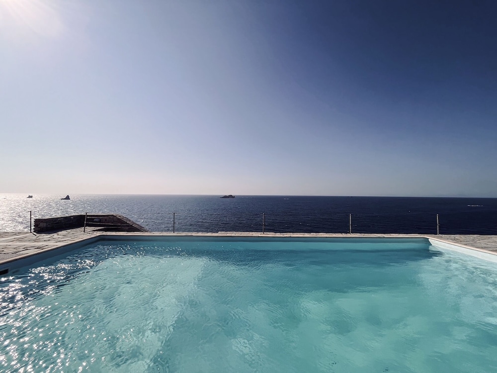 Cliff Villa — 4-Star Luxury Hotel in Paros, Greece