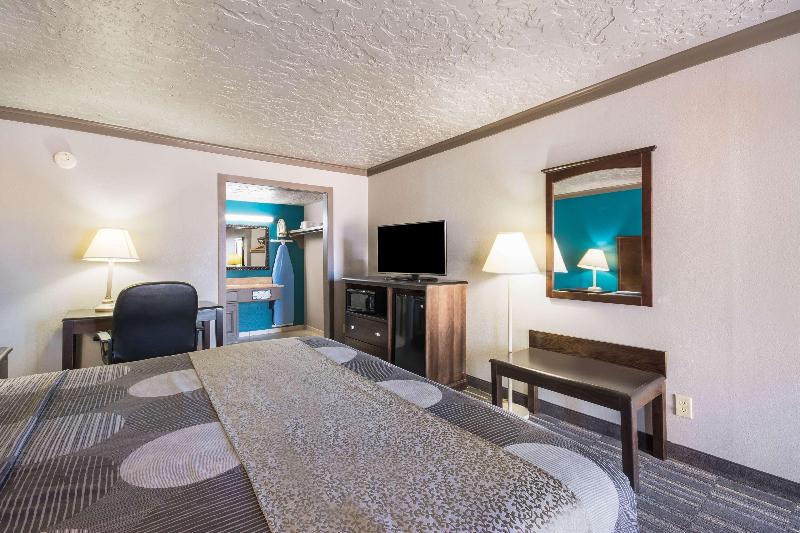 Econo Lodge Inn & Suites Oklahoma City - photo 21