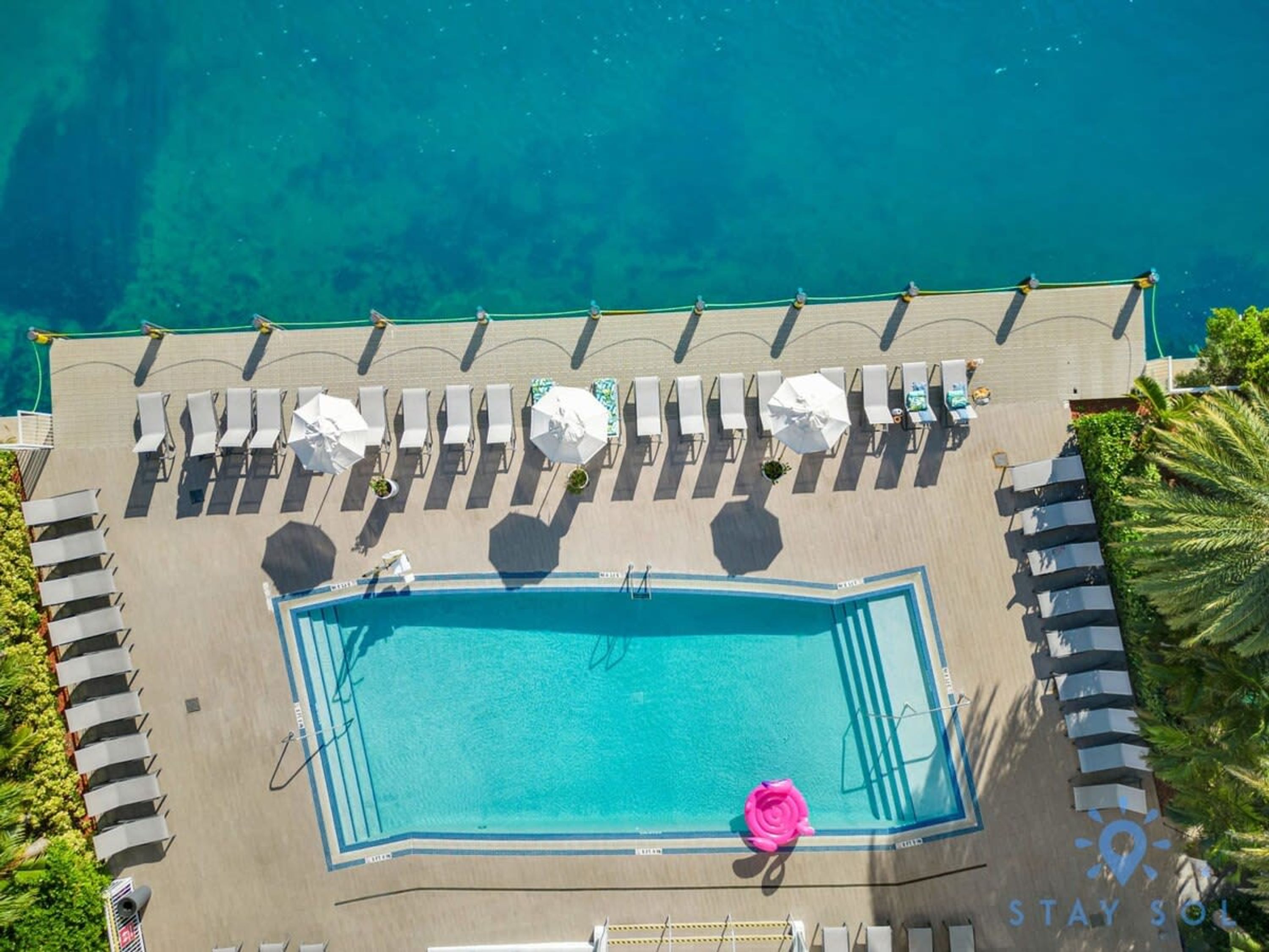 Pool Apartment with Balcony Near Beach — 4-Star Luxury Hotel in Hallandale Beach, United States