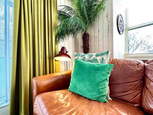 Designer Apartment inc Free Parking & FAST WiFi 1 Minute walk to Poole Quay Great Location Free Parking Fast WiFi Smart TV Newly decorated sleeps up to 2 Close to Poole & Bournemouth & Sandbanks — 4-Star Luxury Hotel in Poole, United Kingdom