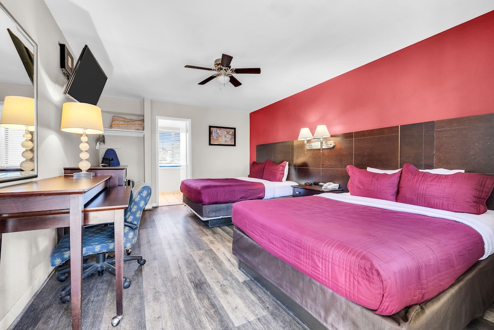 Econo Lodge Bay Breeze - photo 22