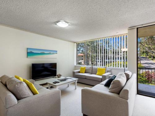 Magnus Gardens 4 beautiful air conditioned unit with filtered water views and Wi Fi — 4-Star Luxury Hotel in Hawks Nest, Australia