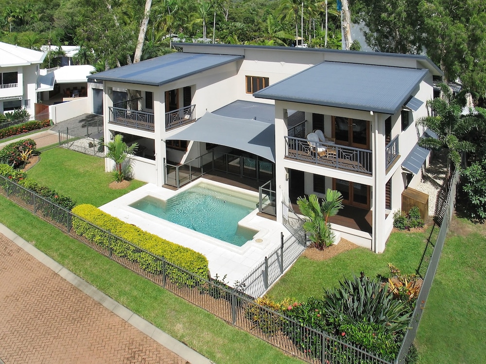 Torun Holiday House — 4-Star Luxury Hotel in Clifton Beach, Australia