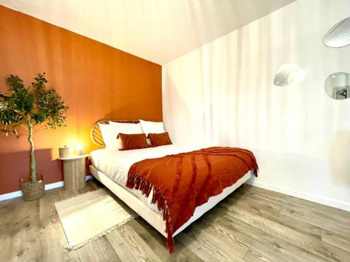 Grand Studio Chez Soi Queen Size Bed Terrasse in Oyonnax, France