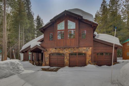 Majestic Woods at Tahoe Donner High End Craftsman w Game Room Hot Tub Amenity Access in Truckee, United States
