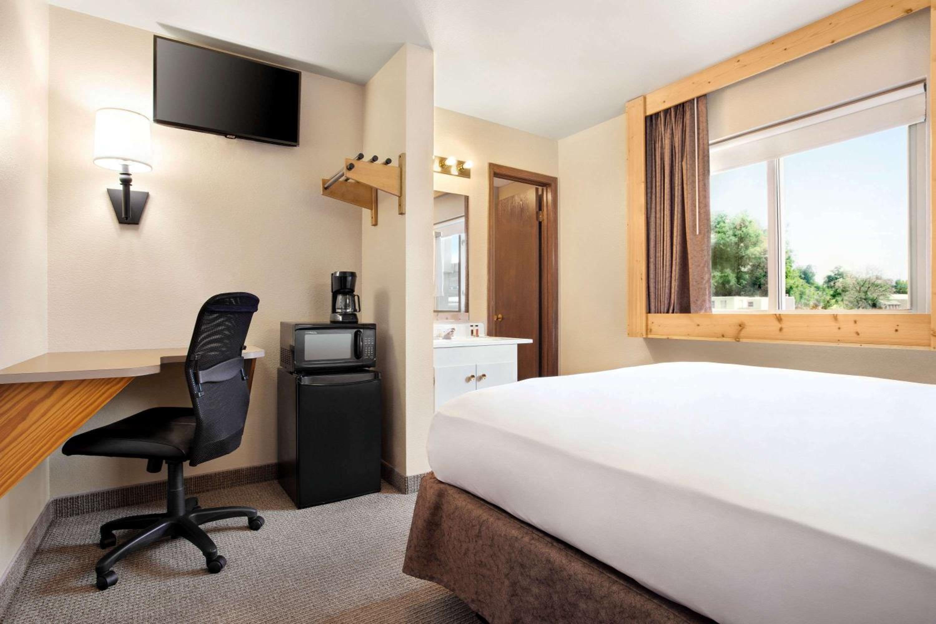 Travelodge by Wyndham Guernsey - photo 4