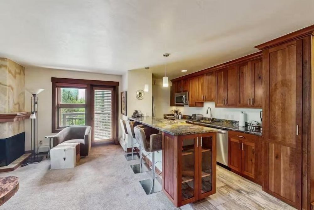 Ski in Ski out 1 Bedroom Vacation Rental in the Heart of Lionshead Village with Heated Slope Side Pool and Hot Tub — 4-Star Luxury Hotel in Vail, United States