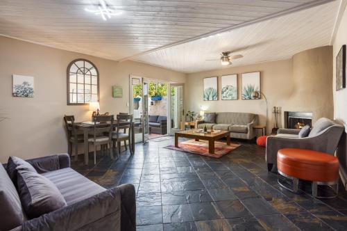Renovated private in the heart of Old Town Scottsdale pool & hot tub outdoor bar & kitchen walk to shops & bars — 4-Star Luxury Hotel in Scottsdale, United States