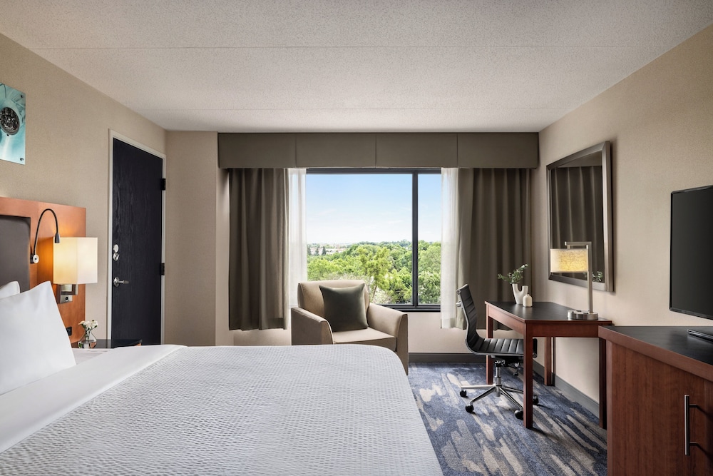 Crowne Plaza Auburn Hills by IHG - photo 9