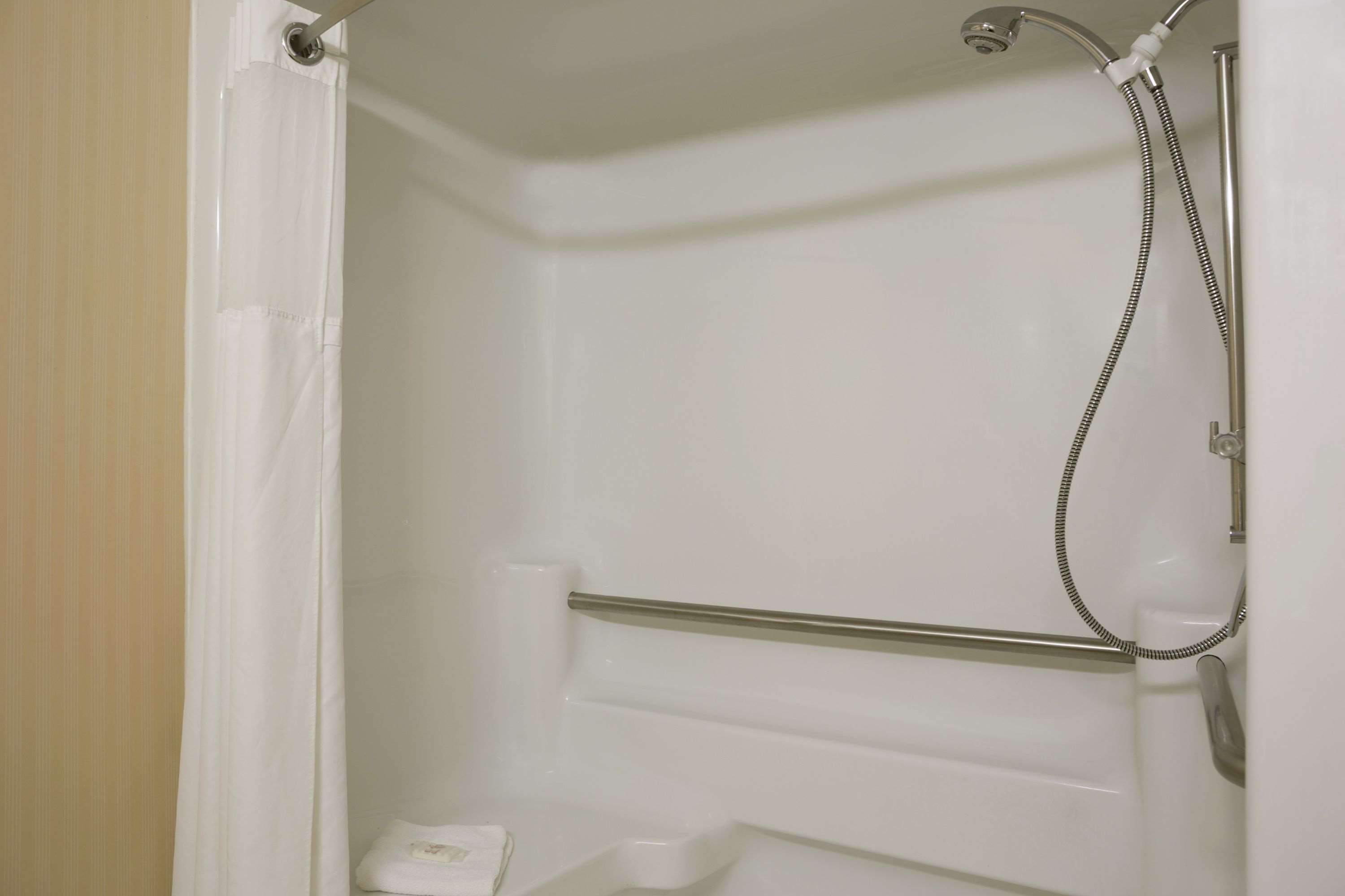 Ramada by Wyndham Greensburg Hotel and Conference Center - photo 4