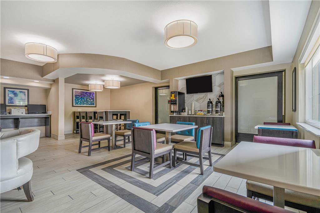La Quinta Inn & Suites by Wyndham Batavia - photo 12