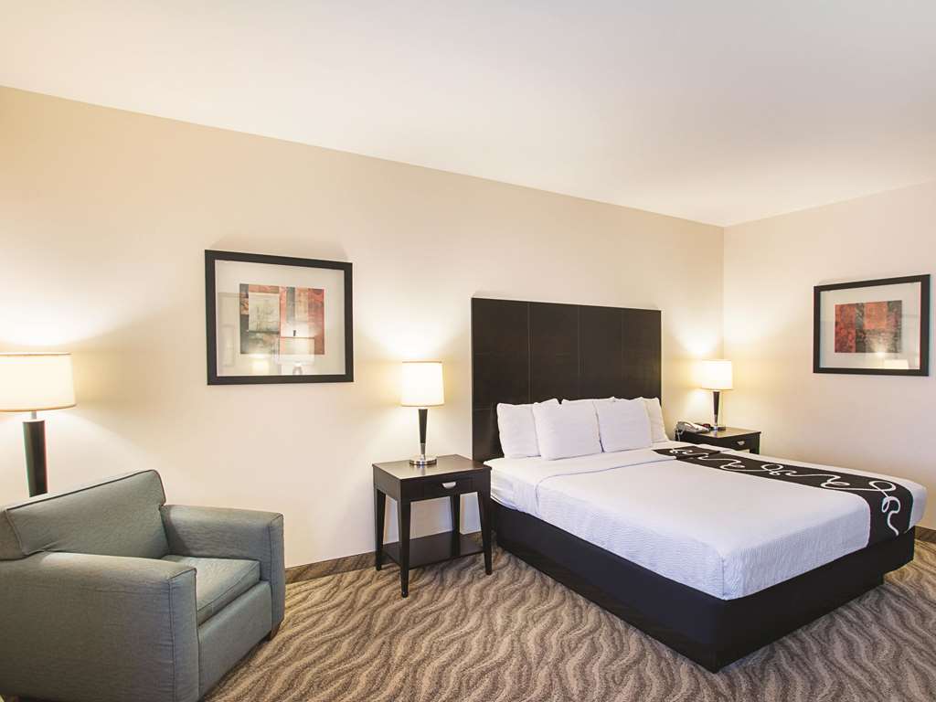 La Quinta Inn & Suites by Wyndham Glen Rose - photo 20