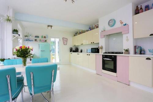 Briardene At Broadlands By Bournecoast A Beautiful Large Family Home With A Garden And Parking In A Popular Area Hb7352 — 4-Star Luxury Hotel in Bournemouth, United Kingdom