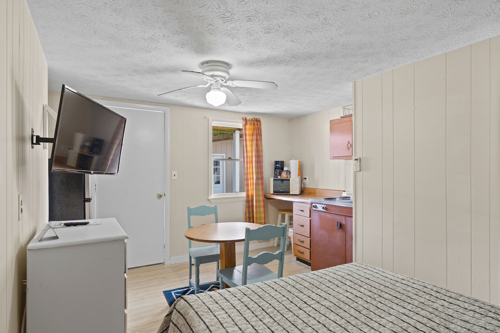 Beach Motel & Suites - photo 12