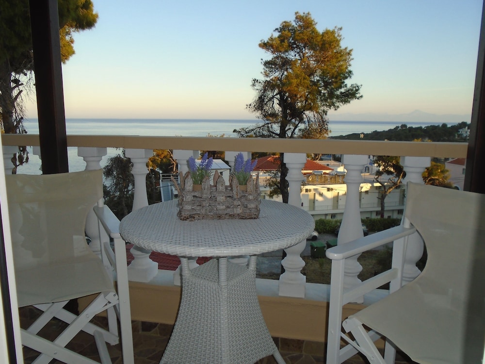 Machi Rooms — 4-Star Luxury Hotel in Patitirion, Greece